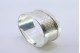Argola de guardanapo em prata guilhochada de forma oval com cartela para monograma.
